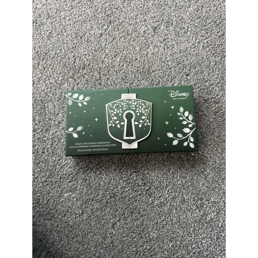 Disney Store Visa Cardmember Exclusive Opening Day Ceremony‎ Collector's Key NEW